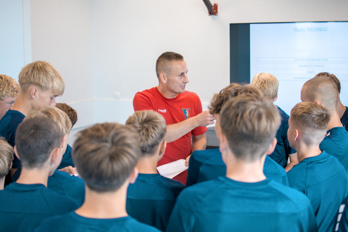 HEAD COACH — materiał 9 zgodny z listą zdjęć i grafik