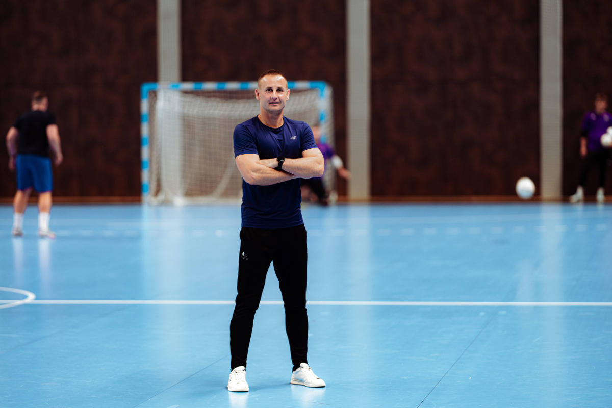 Marcin Szewczyk podczas pracy w środowisku sportowym